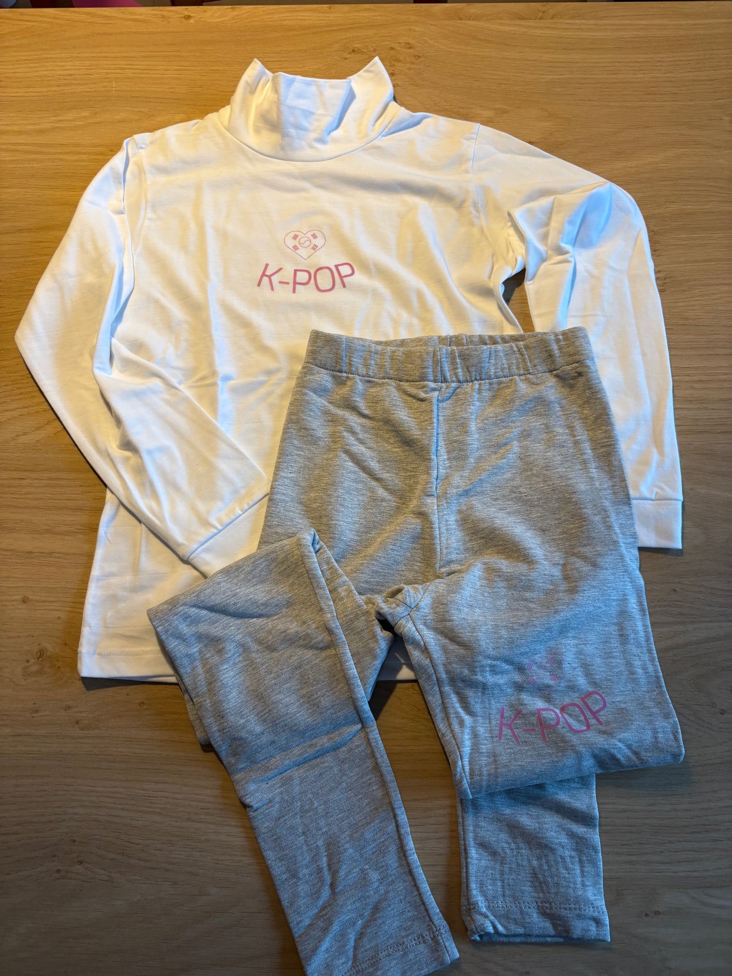 Kpop set tshirt + tight white and grey